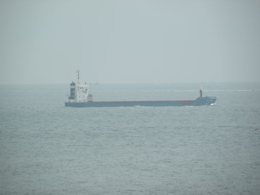  gros bateau rentrant au port